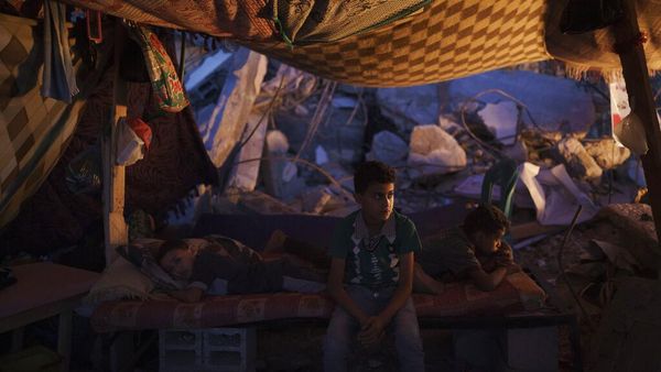 Potret Warga Gaza Bertahan Hidup di Tengah Puing-puing Bangunan