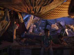 Potret Warga Gaza Bertahan Hidup di Tengah Puing-puing Bangunan Potret Warga Gaza Bertahan Hidup di Tengah Puing-puing Bangunan