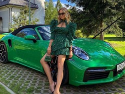 Sosialita Pamer Mobil Porsche Warna-warni, Bikin Netizen Geram