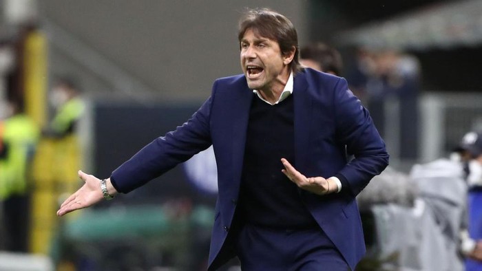 MILAN, ITALY - MAY 12: FC Internazionale coach Antonio Conte shouts to his players during the Serie A match between FC Internazionale  and AS Roma at Stadio Giuseppe Meazza on May 12, 2021 in Milan, Italy. Sporting stadiums around Italy remain under strict restrictions due to the Coronavirus Pandemic as Government social distancing laws prohibit fans inside venues resulting in games being played behind closed doors.  (Photo by Marco Luzzani/Getty Images)