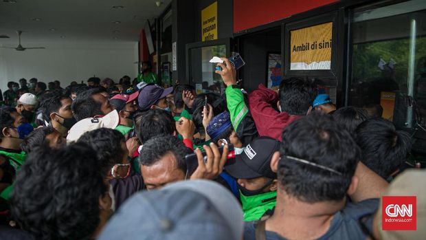 Antrean Panjang Ojek Online Membeli BTS Meal Puluhan ojek online mengantre untuk membeli promo BTS Meal di gerai McDonald's Mampang Prapatan, Rabu (9/6/2021). Menu Mcdonald's yang berkolaborasi dengan BTS Meal dijual hari ini pukul 11.00 WIB. CNN Indonesia/Adi Maulana Ibrahim