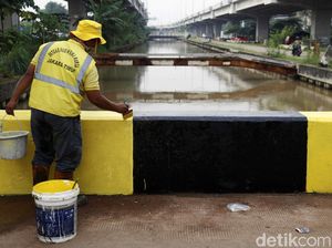 Biar Nggak Kusam! Jembatan di Cipinang Melayu Dicat Ulang
