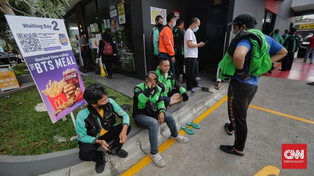 Suasana pembelian paket Happy Meal MCD edisi BTS dengan sistem drive in dan ojek daring di Gerai MCD Pemuda. Jakarta, Rabu, 9 Juni 2021.