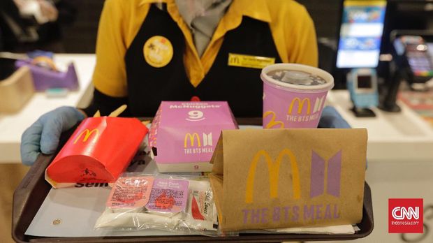 Suasana pembelian paket Happy Meal MCD edisi BTS dengan sistem drivein dan ojek daring di Gerai MCD Pemuda. Jakarta, Rabu, 9 Juni 2021.