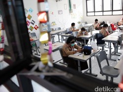 Uji Coba Sekolah Tatap Muka DKI Disetop, Begini Lonjakan Corona Jakarta