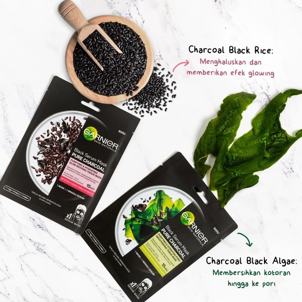Dua varian masker charcoal dari garnier yang mampu membersihkan sekaligus menyamarkan pori-pori wajah.