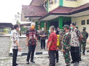 Ganjar Ungkap Perjuangan Bujuk Pasien Corona Kudus Dievakuasi ke Donohudan Ganjar Ungkap Perjuangan Bujuk Pasien Corona Kudus Dievakuasi ke Donohudan