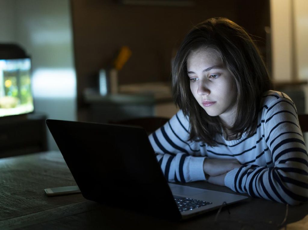 Anak SMA Jadi Korban Cyberbully Selama Setahun, Pelaku Ternyata Ibu Sendiri Anak SMA Jadi Korban Cyberbully Selama Setahun, Pelaku Ternyata Ibu Sendiri