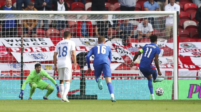Englands Marcus Rashford scores his sides first goal from the penalty spot during the international friendly soccer match between England and Romania in Middlesbrough, England, Sunday, June 6, 2021. (AP Photo/Scott Heppell, Pool)