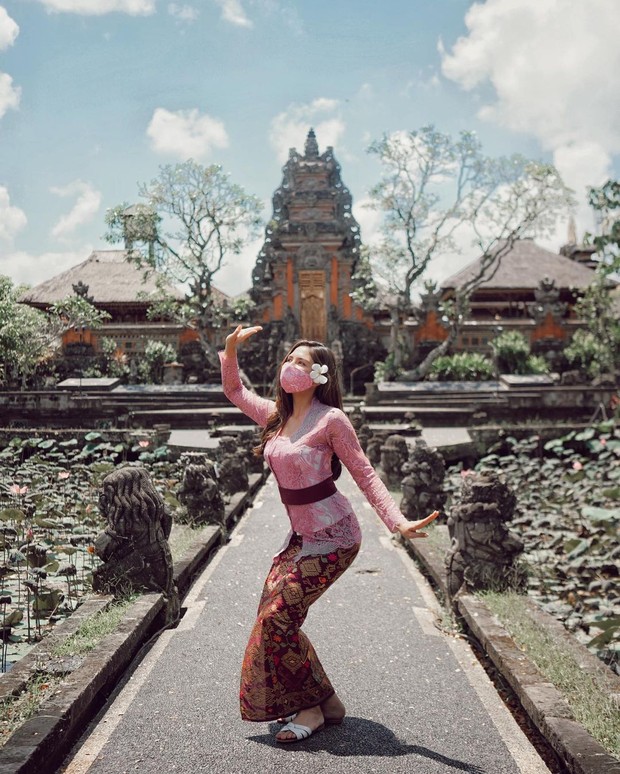 Inspirasi kebaya Bali/Foto: instagram.com/jscmila kebaya bali