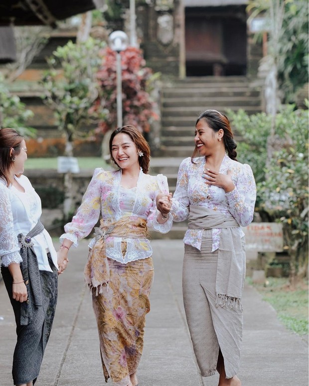 Inspirasi Warna Kebaya Bali ala Selebriti Tanah Air, Anggun dan Cantik