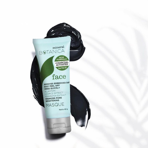 Brightening mask Mineral Botanica yang mampu membersihkan wajah dari komedo dan mengecilkan pori-pori.