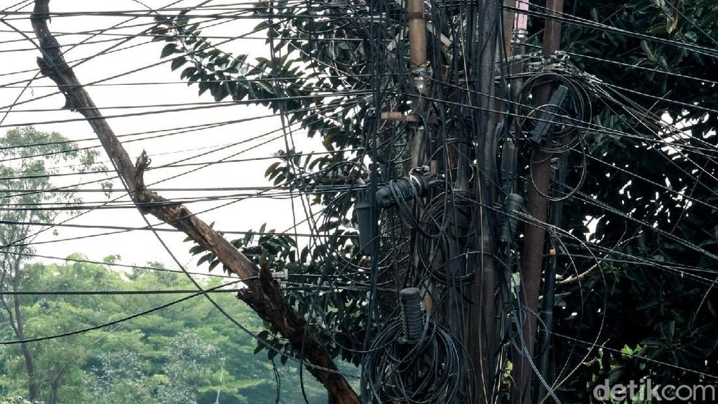 Jaringan Kabel Semrawut Ini Ada di Tangerang Lho