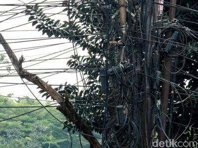 Jaringan Kabel Semrawut Ini Ada di Tangerang Lho