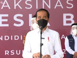 Jokowi Tinjau Vaksinasi Massal di RS UI Depok