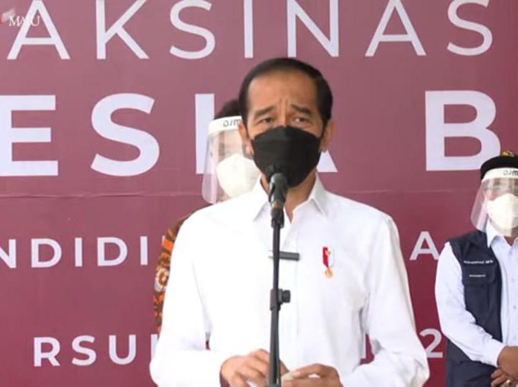 Jokowi Tinjau Vaksinasi Massal di RS UI Depok Jokowi Tinjau Vaksinasi Massal di RS UI Depok
