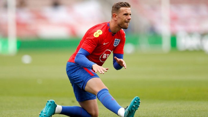 MIDDLESBROUGH, ENGLAND - JUNE 06: Jordan Henderson of England warms up prior to the international friendly match between England and Romania at Riverside Stadium on June 06, 2021 in Middlesbrough, England. (Photo by Lee Smith - Pool/Getty Images)