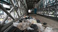 Jorok Banget! JPO Jalan Raya Serpong Penuh Sampah
