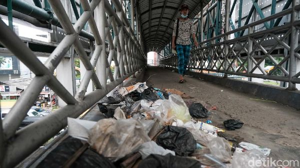 Jorok Banget! JPO Jalan Raya Serpong Penuh Sampah