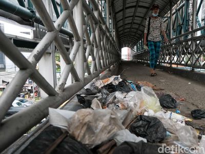 Jorok Banget! JPO Jalan Raya Serpong Penuh Sampah