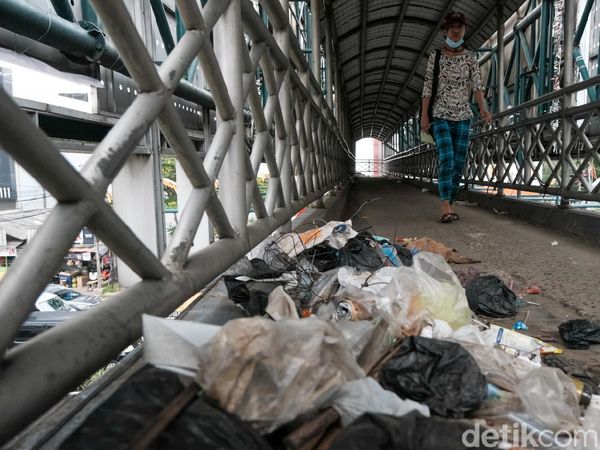 Jorok Banget! JPO Jalan Raya Serpong Penuh Sampah