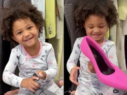 Saat Stormi Webster Unboxing Sepatu Balenciaga Rp 46 Juta