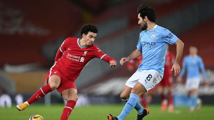 LIVERPOOL, ENGLAND - FEBRUARY 07: Curtis Jones of Liverpool controls the ball under pressure from Ilkay Gundogan of Manchester City during the Premier League match between Liverpool and Manchester City at Anfield on February 07, 2021 in Liverpool, England. Sporting stadiums around the UK remain under strict restrictions due to the Coronavirus Pandemic as Government social distancing laws prohibit fans inside venues resulting in games being played behind closed doors. (Photo by Laurence Griffiths/Getty Images)
