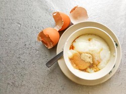 Makan Telur Setengah Matang Berisiko untuk Kesehatan, Ini Sebabnya!