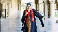 Maudy Ayunda Cantik Berkebaya saat Wisuda Lulus S2 di Stanford University
