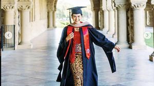 Maudy Ayunda Cantik Berkebaya saat Wisuda Lulus S2 di Stanford University