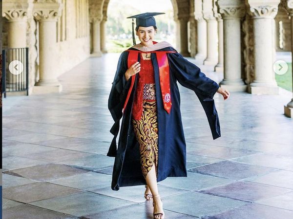 Maudy Ayunda Cantik Berkebaya saat Wisuda Lulus S2 di Stanford University