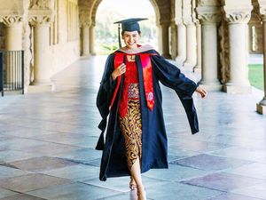 Maudy Ayunda Rayakan Kelulusan S2 di Stanford University dengan Kebaya Maudy Ayunda Rayakan Kelulusan S2 di Stanford University dengan Kebaya