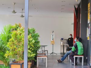 Kerumunan Ojol Order BTS Meal Juga Sempat Terjadi di McD Mampang