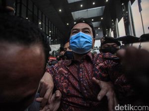 Momen Azis Syamsuddin Keluar dari KPK, Diam Seribu Bahasa Momen Azis Syamsuddin Keluar dari KPK, Diam Seribu Bahasa