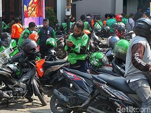 Driver Ojol Berkerumun Order BTS Meal di Bandung Driver Ojol Berkerumun Order BTS Meal di Bandung