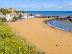 Balita Nyaris Celaka, Ibunya Malah Santai di Pantai