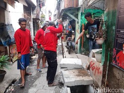 Halangi Rumah Orang, Got di Tambora Jakbar Dipangkas