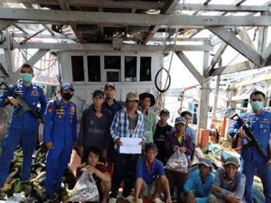 2 Kapal Vietnam Ditangkap di Natuna, 17 ABK Tersangka UU Cipta Kerja 2 Kapal Vietnam Ditangkap di Natuna, 17 ABK Tersangka UU Cipta Kerja