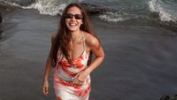 Gaya Liburan Pevita Pearce di Pantai