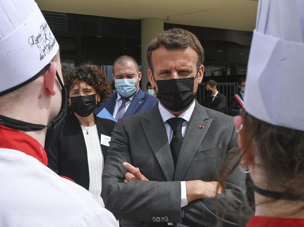 Mantan Pengawal Macron Diadili Atas Penyerangan Demonstran