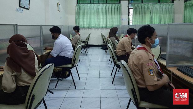 Siswa kelas X SMK Negeri 47, Pasar Minggu, Jakarta Selatan sedang mengikuti pembelajaran tatap muka di kelas, Rabu (9/6).