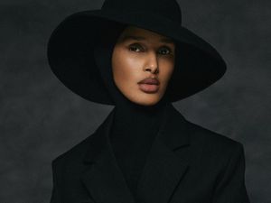 Mengenal Rawdah Mohamed, Editor Berhijab Pertama di Vogue Skandinavia Mengenal Rawdah Mohamed, Editor Berhijab Pertama di Vogue Skandinavia