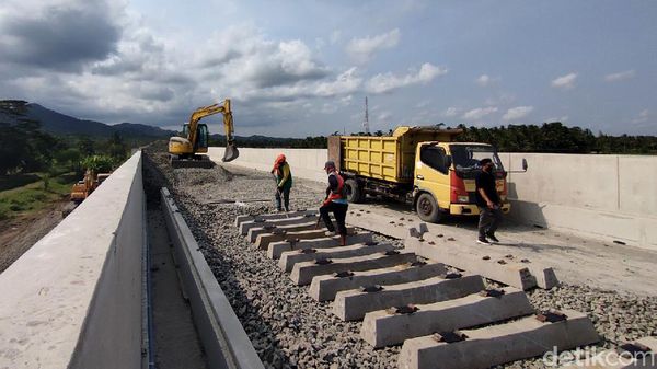 Rel Terpasang, Pembangunan Jalur Kereta Bandara Yogyakarta Dikebut