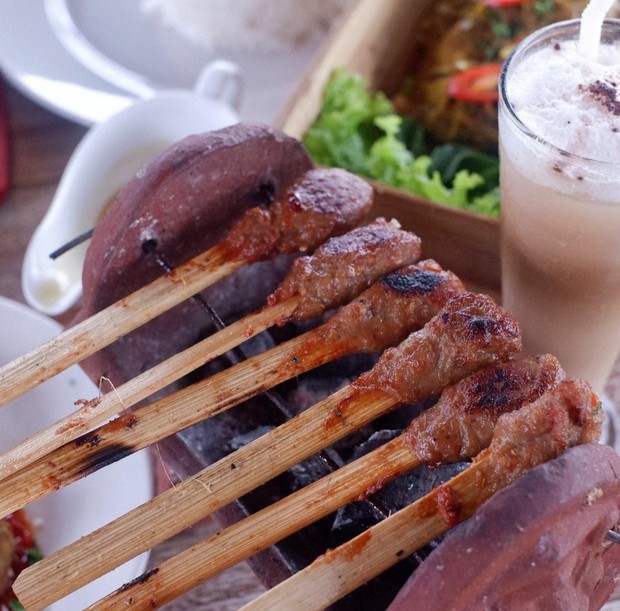 Sate lilit tuna/ sumber: Instagram.com/ nomnombali Sate lilit tuna