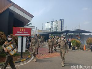Satgas COVID-19 Karawang Bubarkan Kerumunan Driver Ojol Order BTS Meal