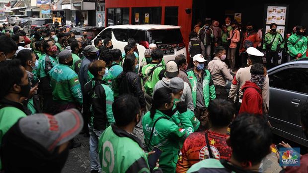 Sejumlah ojol berkerumun untuk membeli promo BTS Meal di gerai McDonald's Pondok Indah, Rabu (9/6/2021). (CNBC Indonesia/ Muhammad Sabki)