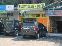 Pusat Oleh-oleh Kudus Mulai Rumahkan Pekerja, Pabrik Rokok Naik Produksinya