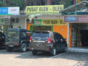 Pusat Oleh-oleh Kudus Mulai Rumahkan Pekerja, Pabrik Rokok Naik Produksinya Pusat Oleh-oleh Kudus Mulai Rumahkan Pekerja, Pabrik Rokok Naik Produksinya