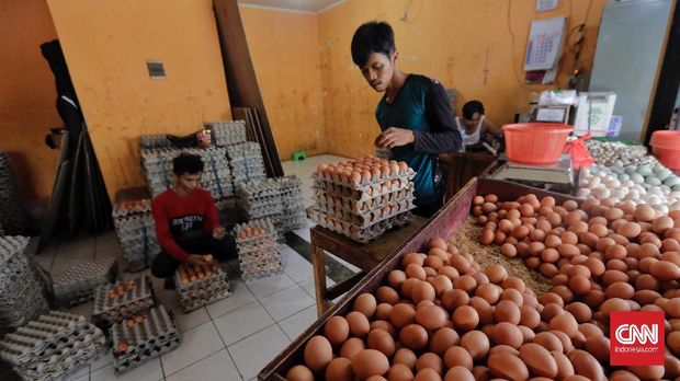 Suasana perdagangan bahan pokok di Pasar Rawamangun Suasana perdagangan bahan pokok di Pasar Rawamangun, Jakarta, Rabu, 9 Juni 2021. Pemerintah akan mengenakan Pajak Pertambahan Nilai (PPN) terhadap barang kebutuhan pokok yang sangat dibutuhkan oleh rakyat banyak.