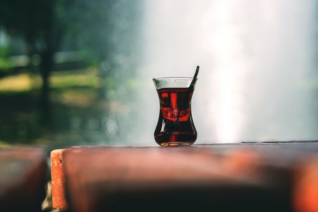 Rooibos memiliki tampilan berwarna merah setelah di seduh.